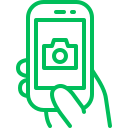 Dessin au trait vert d'une main tenant un smartphone avec une icône d'appareil photo sur l'écran, illustrant le service bagagerie mobile sur fond gris clair.