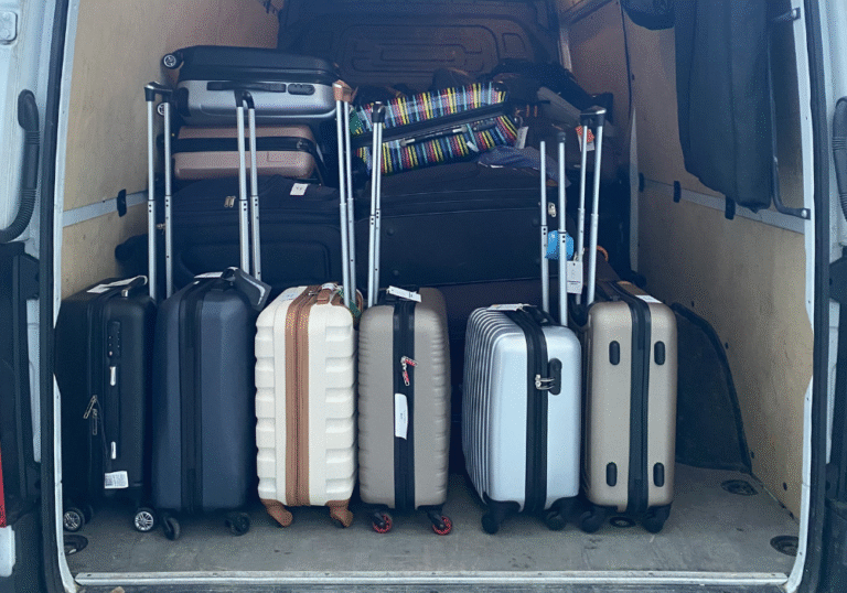 Une camionnette dont les portes arrière sont ouvertes laisse apparaître plusieurs valises de tailles et de couleurs différentes, toutes bien rangées à l'intérieur pour le transport bagages Europe ou le stockage bagages sécurisé lors de votre prochain voyage. Une camionnette dont les portes arrière sont ouvertes laisse apparaître plusieurs valises de tailles et de couleurs différentes, toutes bien rangées à l'intérieur pour le transport bagages Europe ou le stockage bagages sécurisé lors de votre prochain voyage.