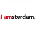 Logo comportant les mots « I amsterdam », où « I am » est écrit en lettres rouges en gras et « sterdam » en lettres noires en gras. Le design met l'accent sur l'expression « I am », ce qui en fait un choix idéal pour des entreprises telles que Livraison de bagages qui souhaitent afficher une identité forte liée à Amsterdam.