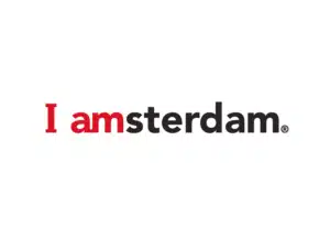 Logo comportant les mots « I amsterdam », où « I am » est écrit en lettres rouges en gras et « sterdam » en lettres noires en gras. Le design met l'accent sur l'expression « I am », ce qui en fait un choix idéal pour des entreprises telles que Livraison de bagages qui souhaitent afficher une identité forte liée à Amsterdam.
