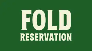En lettres blanches en gras sur fond vert, le mot « FOLD » apparaît en gros caractères au-dessus de « RÉSERVATION », écrit en caractères plus petits, mettant ainsi en avant leur service pratique de livraison de bagages.